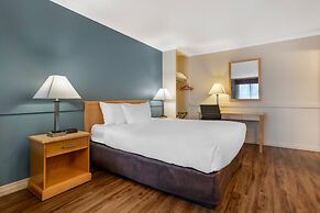 Econo Lodge Inn & Suites
