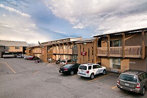 Econo Lodge Inn & Suites