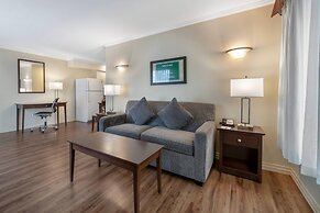 Econo Lodge Inn & Suites