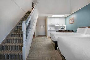 Econo Lodge Inn & Suites