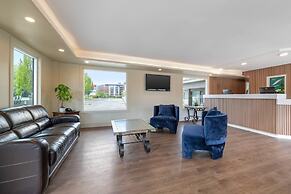 Econo Lodge Inn & Suites