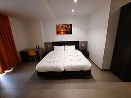 Shoreline Hotel