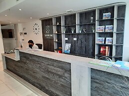 Shoreline Hotel