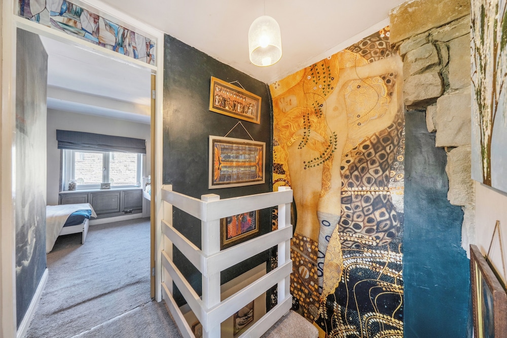 Hebden Bridge - House - Sleeps 8 - Pet Friendly