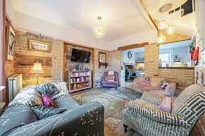 Hebden Bridge - House - Sleeps 8 - Pet Friendly