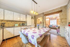 Hebden Bridge - House - Sleeps 8 - Pet Friendly