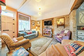 Hebden Bridge - House - Sleeps 8 - Pet Friendly