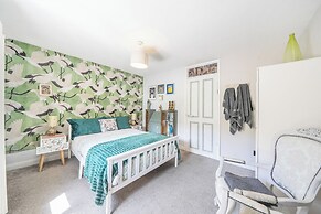 Hebden Bridge - House - Sleeps 8 - Pet Friendly