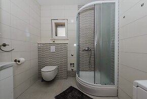 Spacious apt With Lodge Just 40m From the Beach