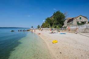 Spacious apt With Lodge Just 40m From the Beach