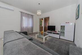 Spacious apt With Lodge Just 40m From the Beach