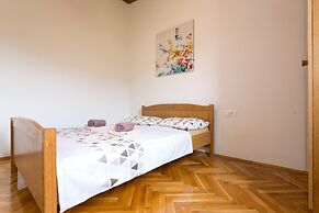 Large 150 m2 apt With Pool and 500 m2 Garden