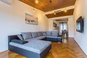 Large 150 m2 apt With Pool and 500 m2 Garden