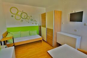 Comfortable Apartment With Balcony & Garden View