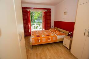 Comfortable Apartment With Balcony & Garden View