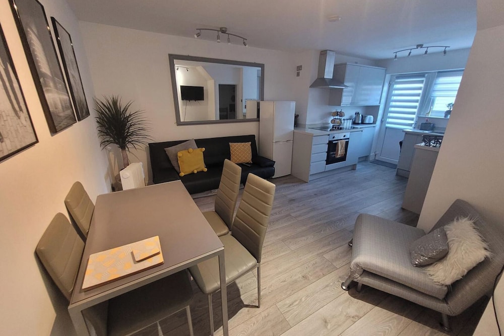 Apt - Sleeps 4/5 - Garden - Parking