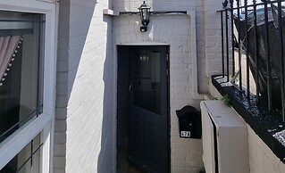 Apt - Sleeps 4/5 - Garden - Parking