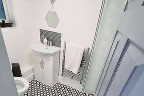 Apt - Sleeps 4/5 - Garden - Parking