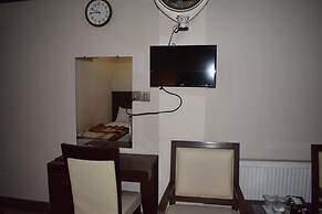Mid Town Hotel