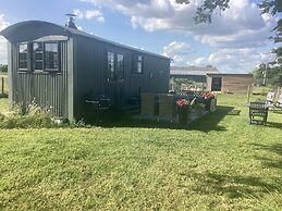 Charming Luxurious Rural Shepherds Hut