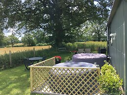 Charming Luxurious Rural Shepherds Hut