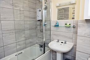 2 Bed Flat - Sleeps 4 - Parking - Wifi