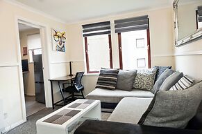 2 Bed Flat - Sleeps 4 - Parking - Wifi