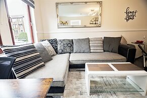 2 Bed Flat - Sleeps 4 - Parking - Wifi