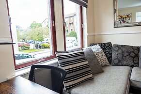 2 Bed Flat - Sleeps 4 - Parking - Wifi