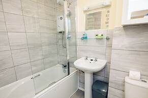2 Bed Flat - Sleeps 4 - Parking - Wifi