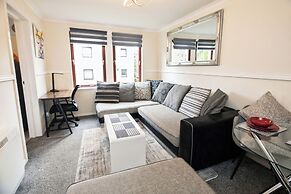 2 Bed Flat - Sleeps 4 - Parking - Wifi