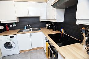 2 Bed Flat - Sleeps 4 - Parking - Wifi