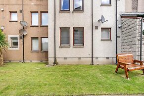 2 Bed Flat - Sleeps 4 - Parking - Wifi
