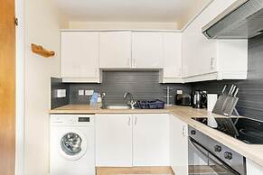 2 Bed Flat - Sleeps 4 - Parking - Wifi