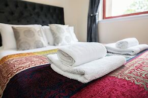 2 Bed Flat - Sleeps 4 - Parking - Wifi