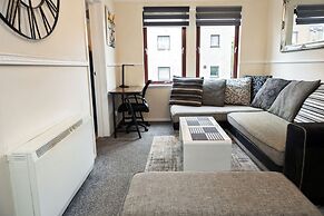 2 Bed Flat - Sleeps 4 - Parking - Wifi