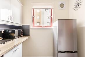 2 Bed Flat - Sleeps 4 - Parking - Wifi