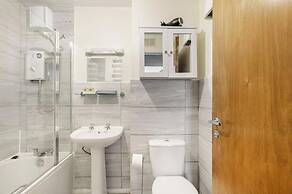 2 Bed Flat - Sleeps 4 - Parking - Wifi