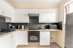 2 Bed Flat - Sleeps 4 - Parking - Wifi