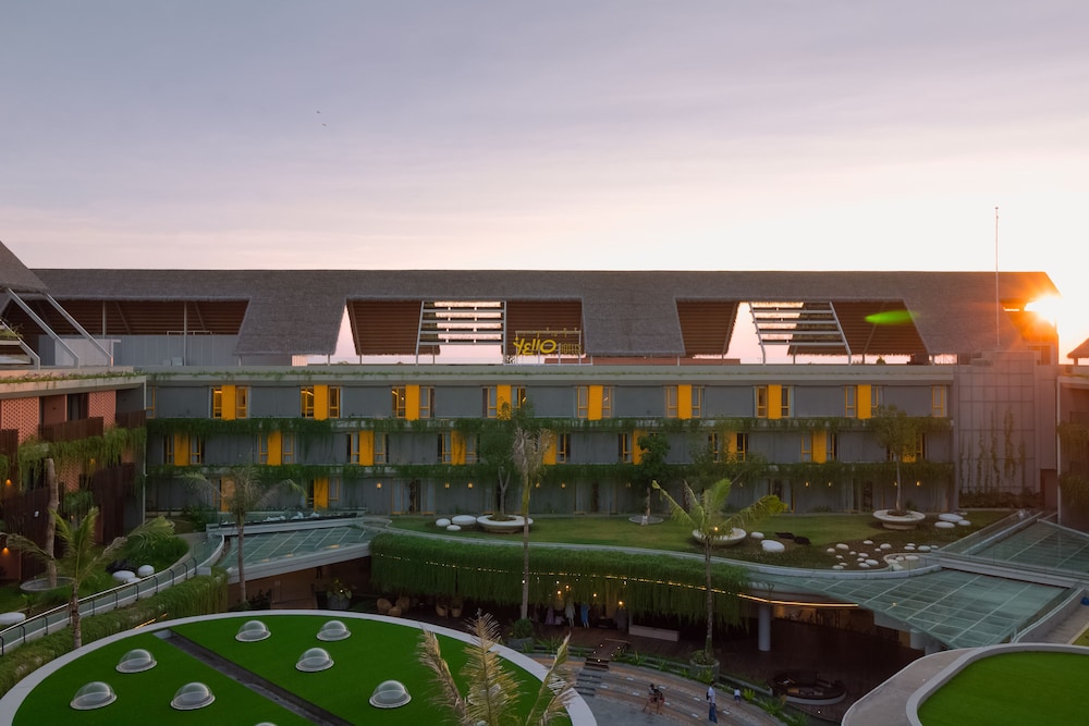 YELLO Hotel Kuta Beachwalk Bali