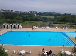 2br-pool-garden-parking-wifi-sleeps6