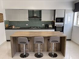Sunset Modern Apt - Near Beach, Wifi & Cable TV
