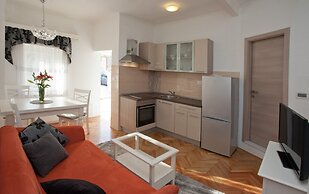 Modern apt With Large Garden & Parking in Center