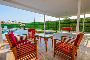 Ada Villa