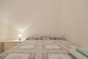 1 Bed Flat - Sleeps 2 - Parking