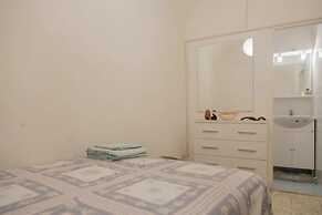 1 Bed Flat - Sleeps 2 - Parking