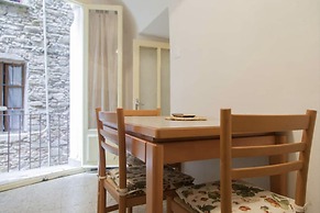 1 Bed Flat - Sleeps 2 - Parking