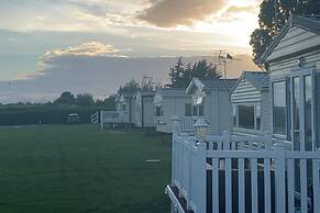 Caravan - Sleeps 6 - Parking, Pool, Facilities