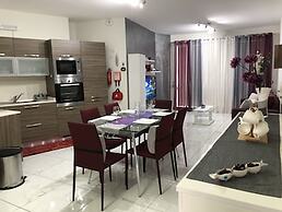 Sea View 2 Bed Apartment Close to Beach