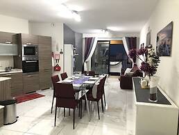 Sea View 2 Bed Apartment Close to Beach
